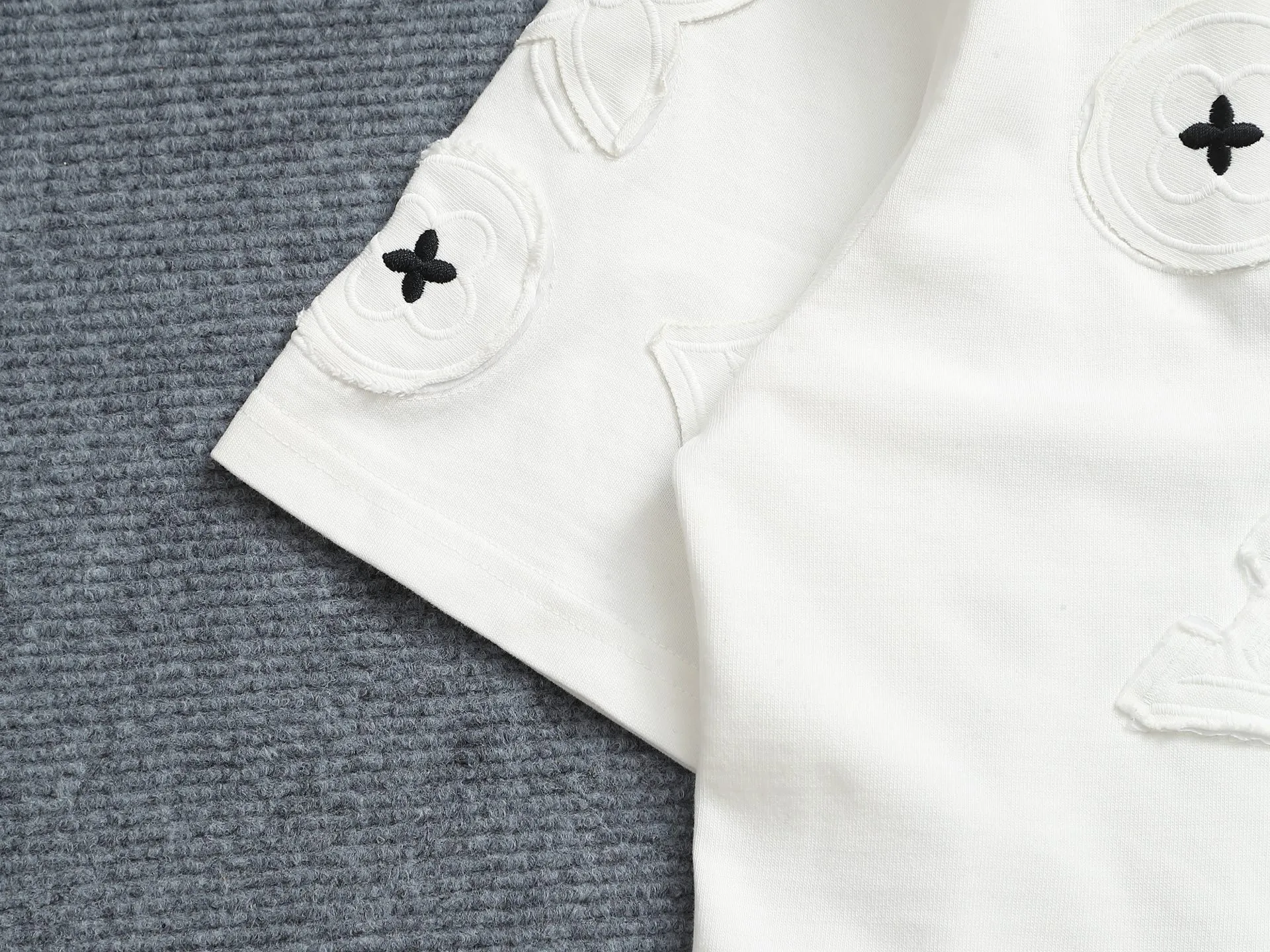 🅿️232 𝗟𝗼𝘂𝗶𝘀 𝗩𝘂𝗶𝘁𝘁𝗼𝗻/LV Louis Vuitton classic presbyopic LOGO patch embroidery🪡 logo 300g round neck heavy industry logo brand short sleeves official synchronization 1:1 original mold opening fashion personality versatile trend pure original quality original washed fabric Hang tag Collar label Washed wheat Complete with three labels Color: white. Washed black Size: 𝐒-𝐗𝐋